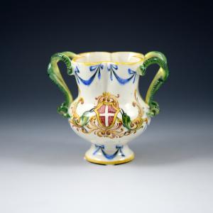 Vaso quadrilobado com asas serpentiformes e brasão da Casa de Saboia